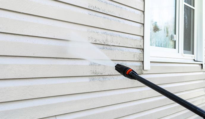 Removing dirt with pressure washing